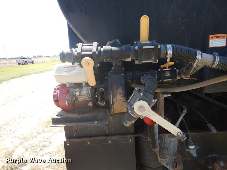 image for item HB9015 1985 Ford CLT9000  tank truck