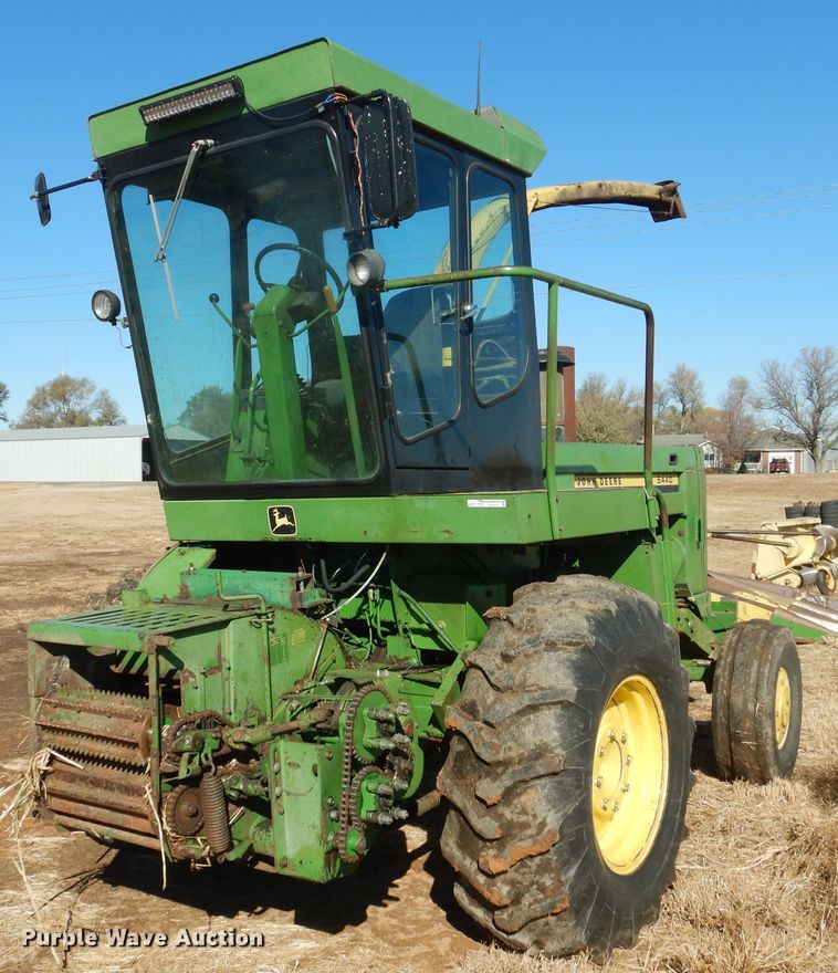 image for item HL9512 1977 John Deere 5440  forage harvester