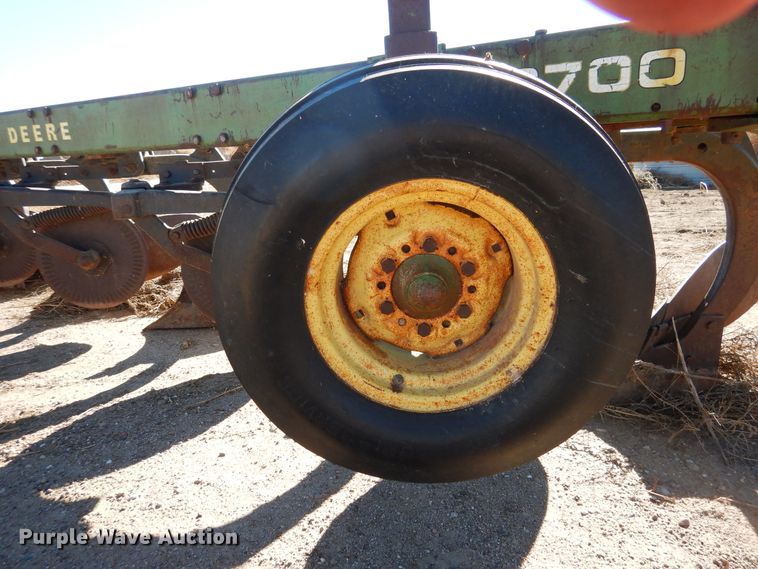 image for item HL9519 John Deere A2700 seven bottom plow