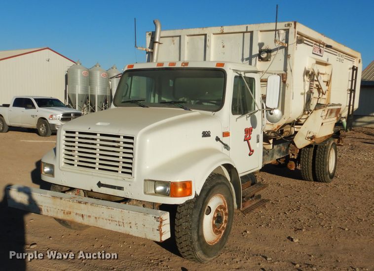 image for item HL9527 2000 International 4900  feed mixer truck