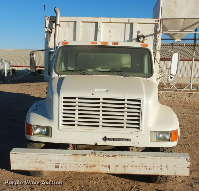 image for item HL9527 2000 International 4900  feed mixer truck