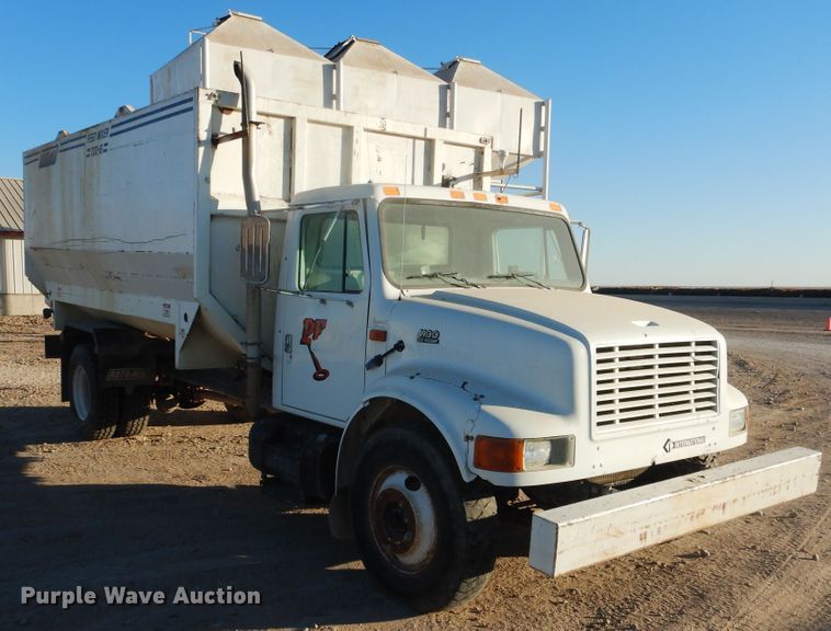 image for item HL9527 2000 International 4900  feed mixer truck