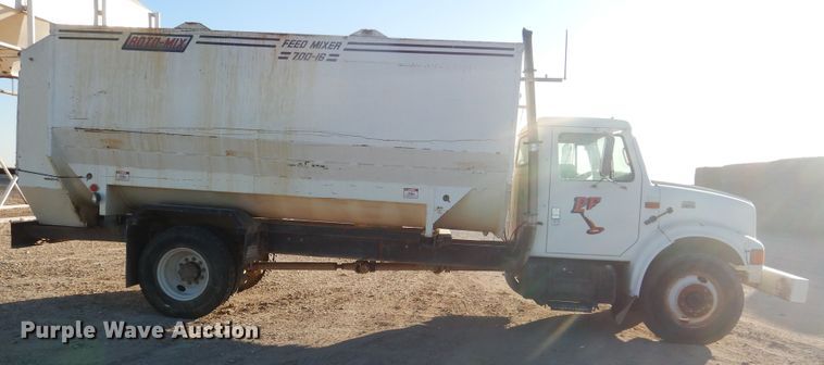 image for item HL9527 2000 International 4900  feed mixer truck