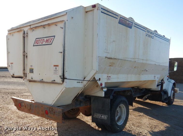 image for item HL9527 2000 International 4900  feed mixer truck