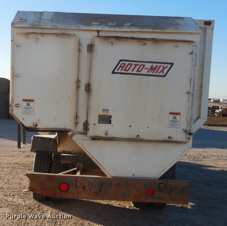 image for item HL9527 2000 International 4900  feed mixer truck