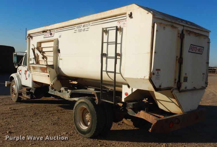 image for item HL9527 2000 International 4900  feed mixer truck