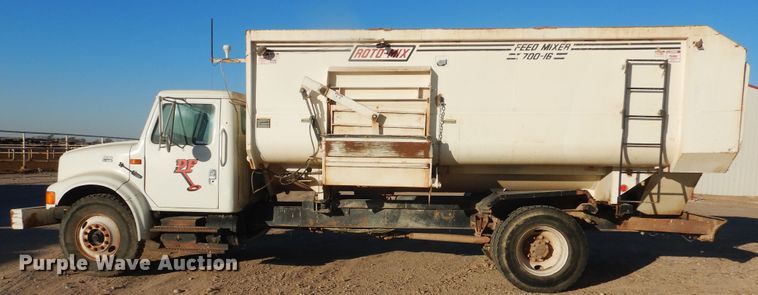 image for item HL9527 2000 International 4900  feed mixer truck