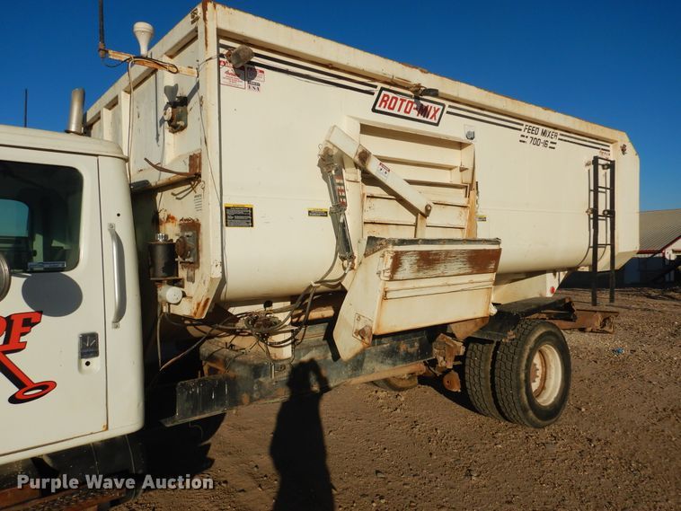 image for item HL9527 2000 International 4900  feed mixer truck