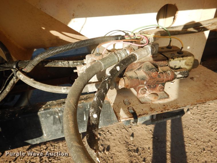 image for item HL9527 2000 International 4900  feed mixer truck