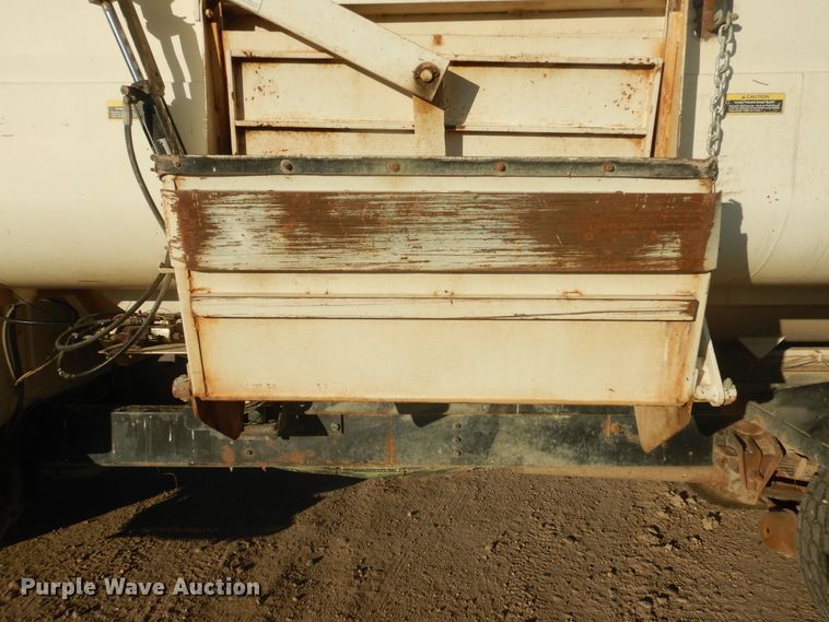 image for item HL9527 2000 International 4900  feed mixer truck