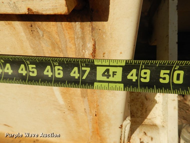 image for item HL9527 2000 International 4900  feed mixer truck