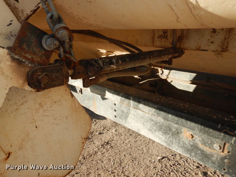 image for item HL9527 2000 International 4900  feed mixer truck