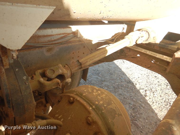 image for item HL9527 2000 International 4900  feed mixer truck