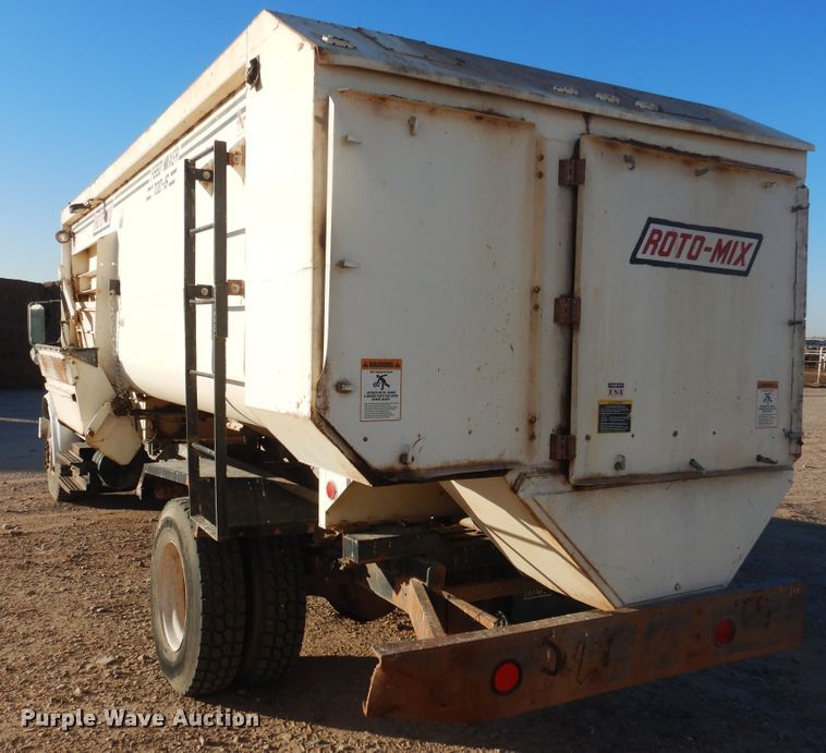 image for item HL9527 2000 International 4900  feed mixer truck