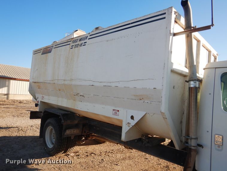 image for item HL9527 2000 International 4900  feed mixer truck