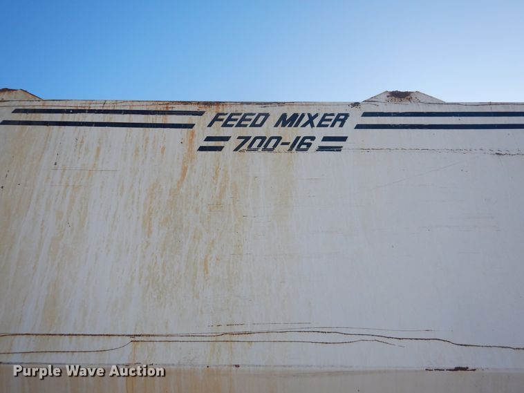 image for item HL9527 2000 International 4900  feed mixer truck