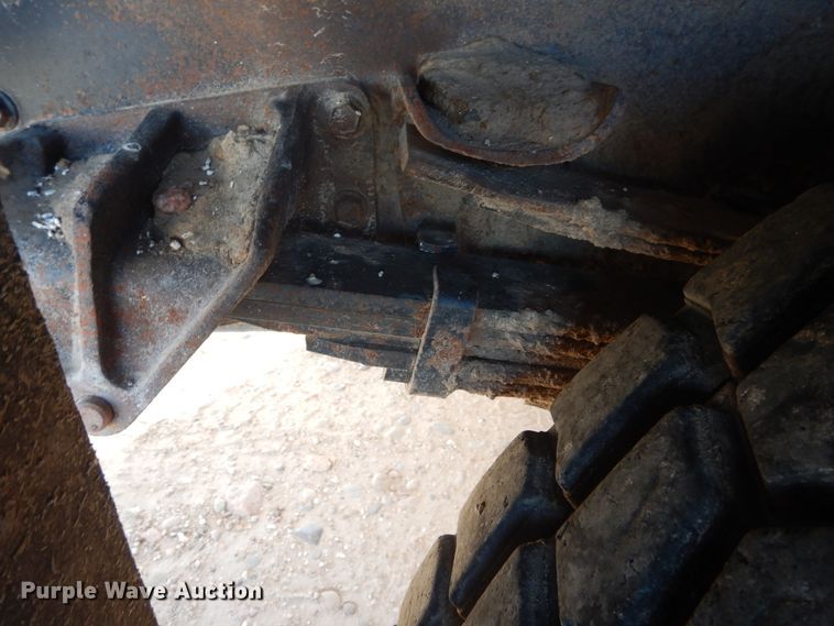 image for item HL9527 2000 International 4900  feed mixer truck