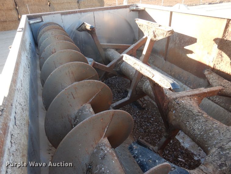 image for item HL9527 2000 International 4900  feed mixer truck