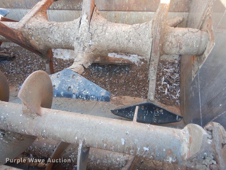 image for item HL9527 2000 International 4900  feed mixer truck