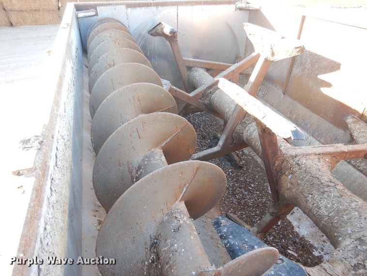 image for item HL9527 2000 International 4900  feed mixer truck