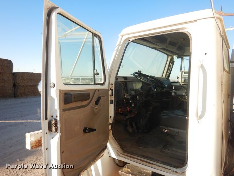 image for item HL9527 2000 International 4900  feed mixer truck