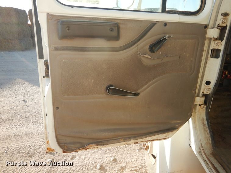 image for item HL9527 2000 International 4900  feed mixer truck