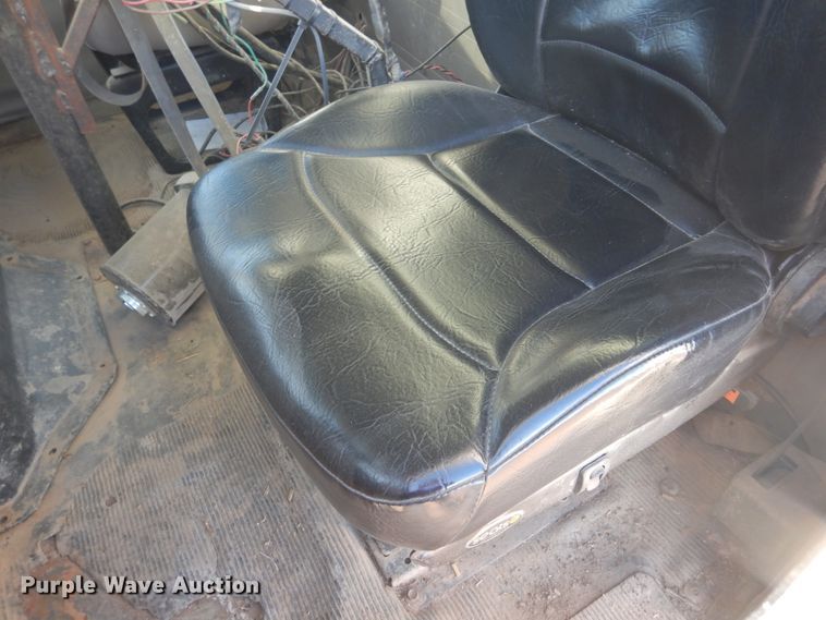 image for item HL9527 2000 International 4900  feed mixer truck