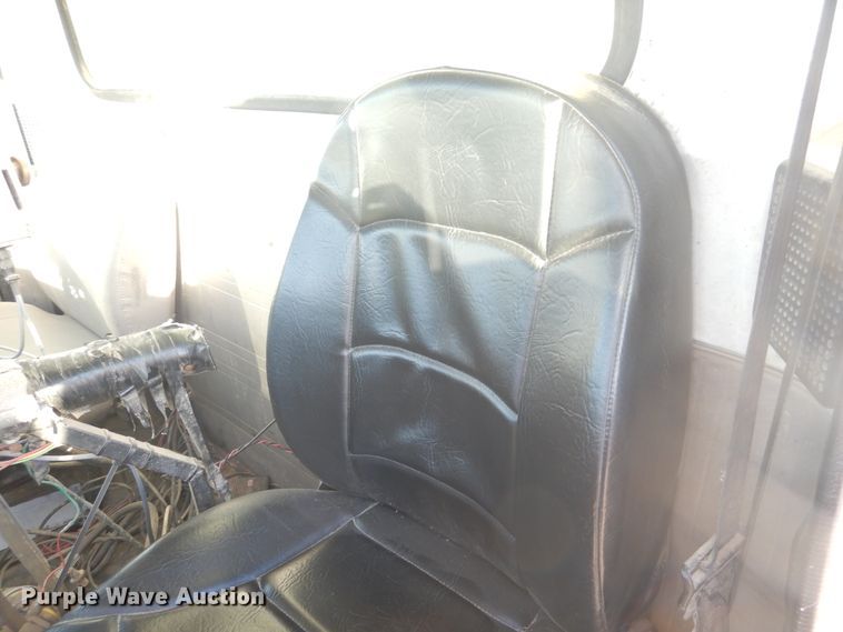 image for item HL9527 2000 International 4900  feed mixer truck