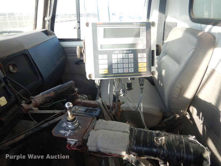 image for item HL9527 2000 International 4900  feed mixer truck