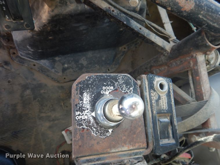 image for item HL9527 2000 International 4900  feed mixer truck