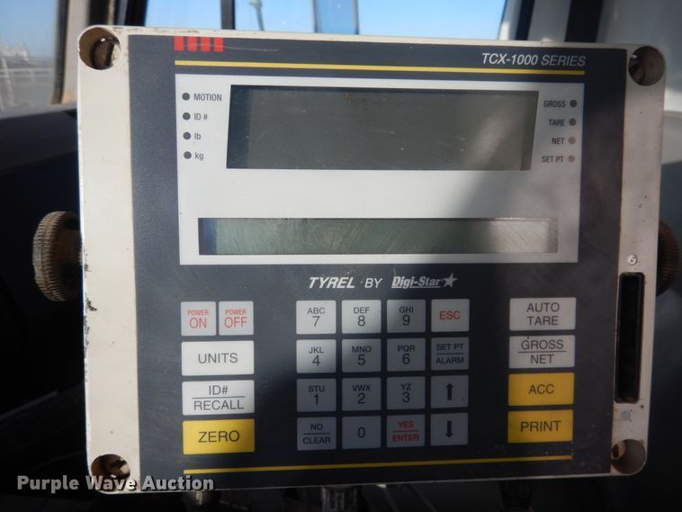 image for item HL9527 2000 International 4900  feed mixer truck