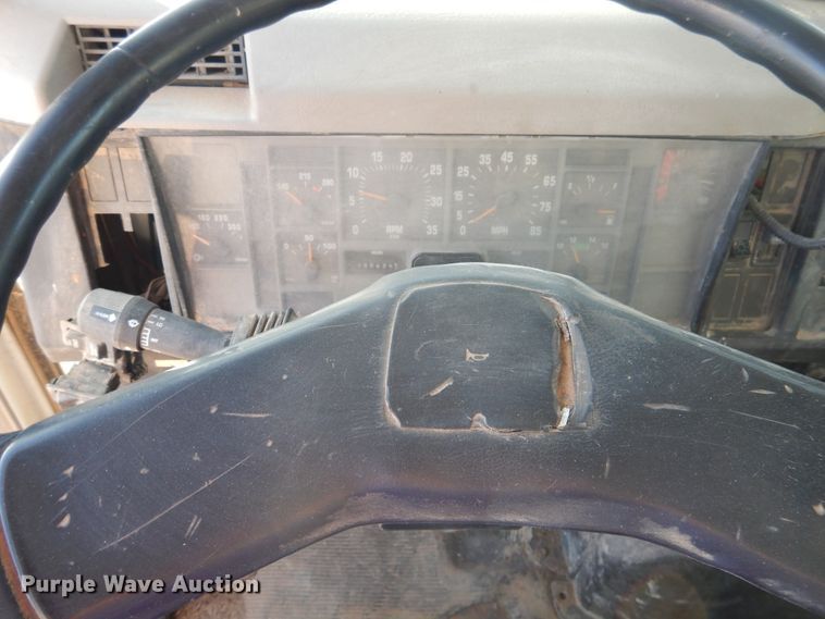 image for item HL9527 2000 International 4900  feed mixer truck