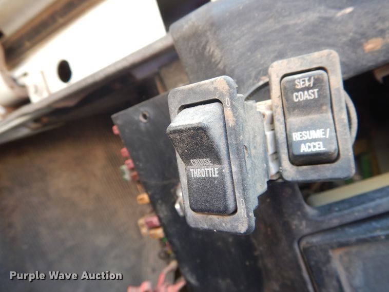 image for item HL9527 2000 International 4900  feed mixer truck