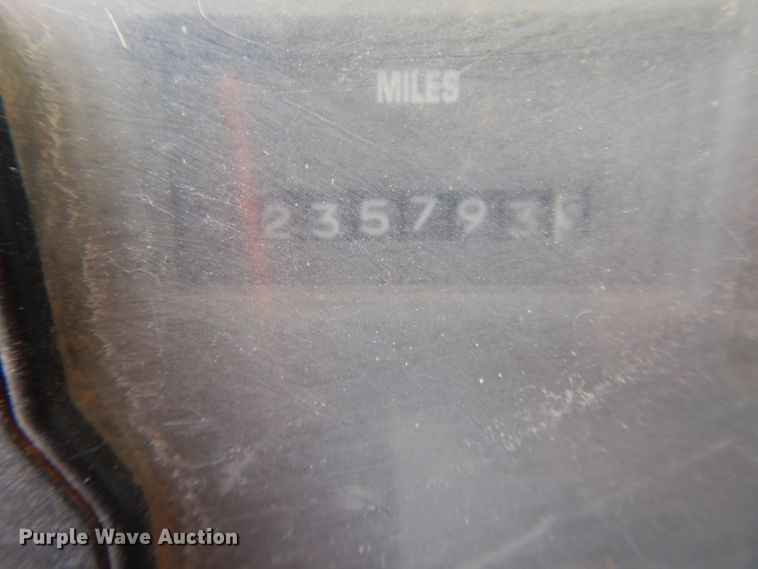 image for item HL9527 2000 International 4900  feed mixer truck