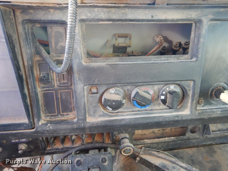 image for item HL9527 2000 International 4900  feed mixer truck