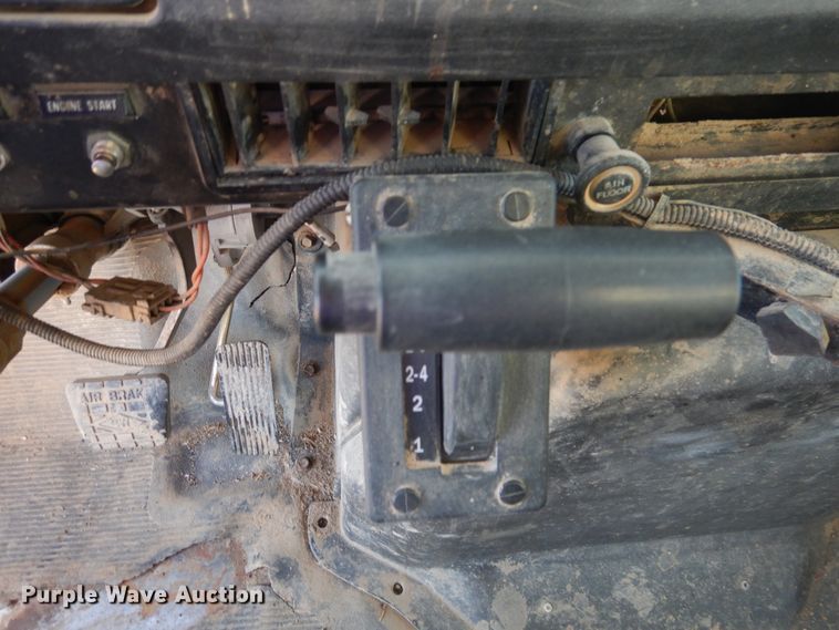 image for item HL9527 2000 International 4900  feed mixer truck