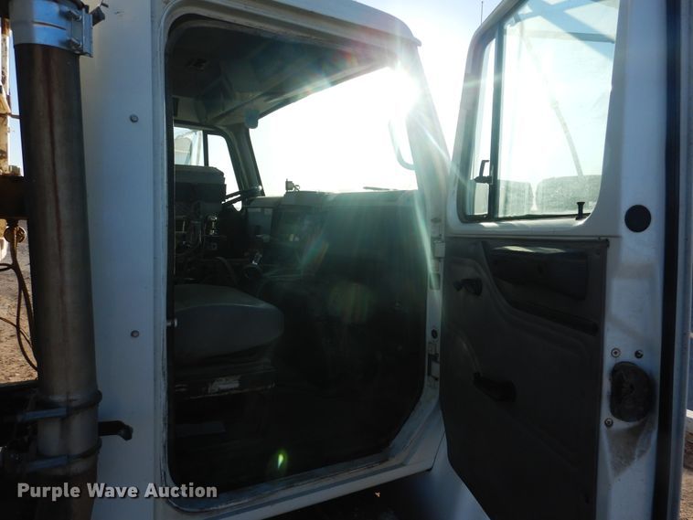 image for item HL9527 2000 International 4900  feed mixer truck