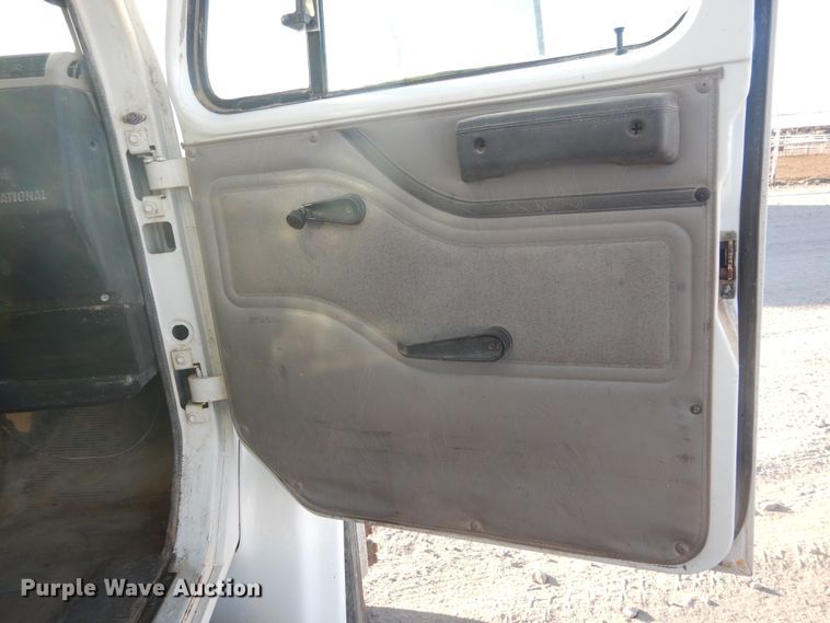 image for item HL9527 2000 International 4900  feed mixer truck