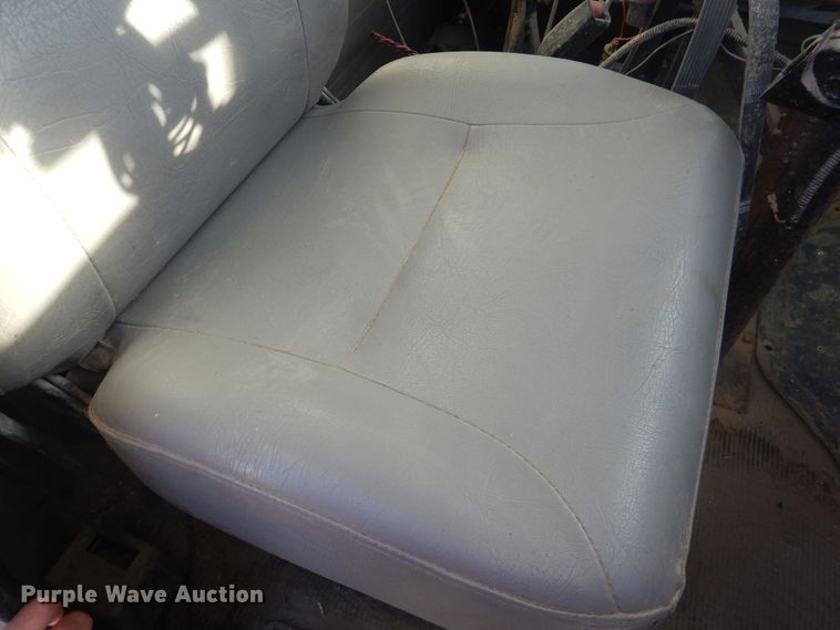 image for item HL9527 2000 International 4900  feed mixer truck