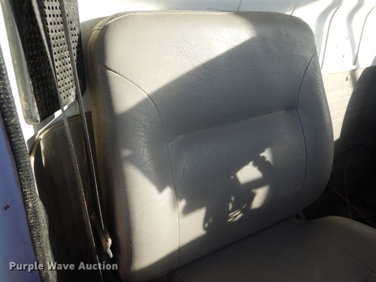 image for item HL9527 2000 International 4900  feed mixer truck