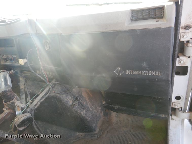 image for item HL9527 2000 International 4900  feed mixer truck