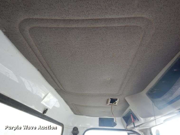 image for item HL9527 2000 International 4900  feed mixer truck