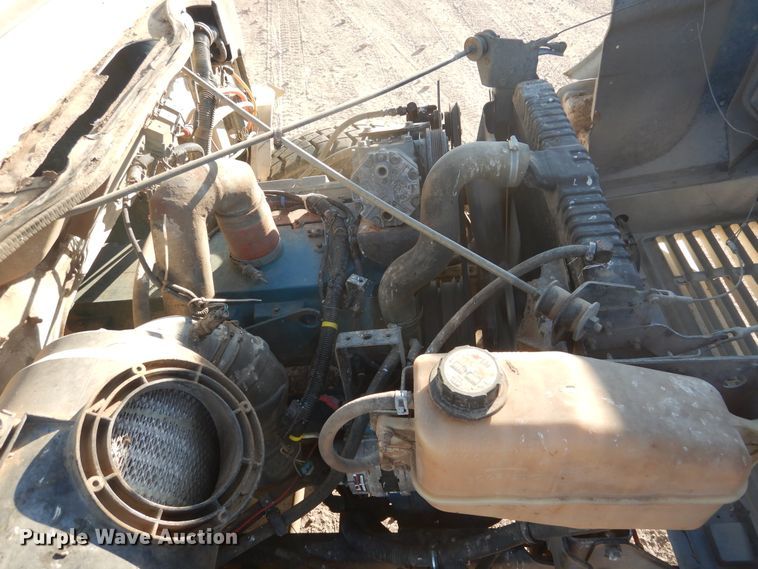 image for item HL9527 2000 International 4900  feed mixer truck