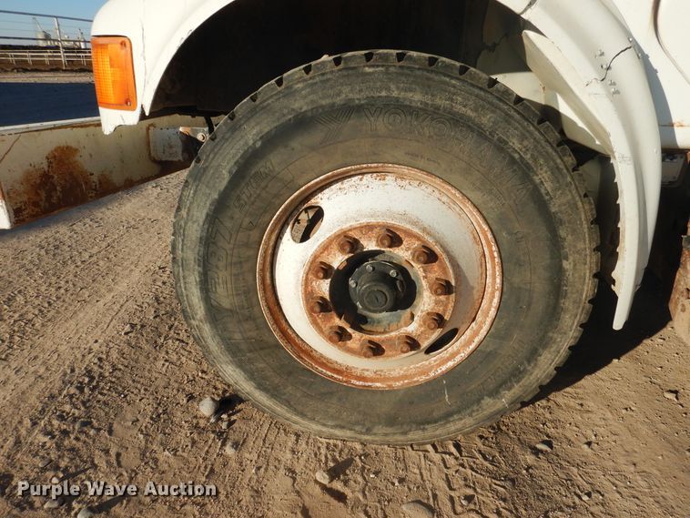 image for item HL9527 2000 International 4900  feed mixer truck