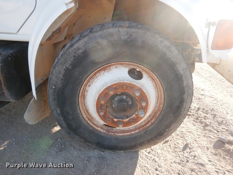 image for item HL9527 2000 International 4900  feed mixer truck