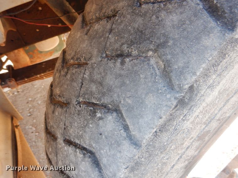 image for item HL9527 2000 International 4900  feed mixer truck