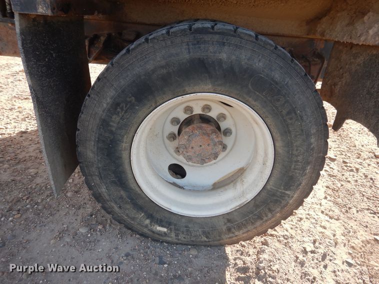 image for item HL9527 2000 International 4900  feed mixer truck