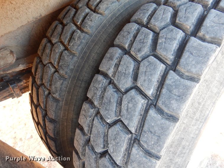 image for item HL9527 2000 International 4900  feed mixer truck