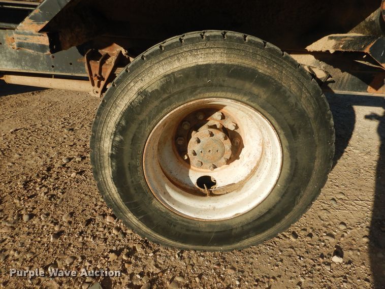 image for item HL9527 2000 International 4900  feed mixer truck