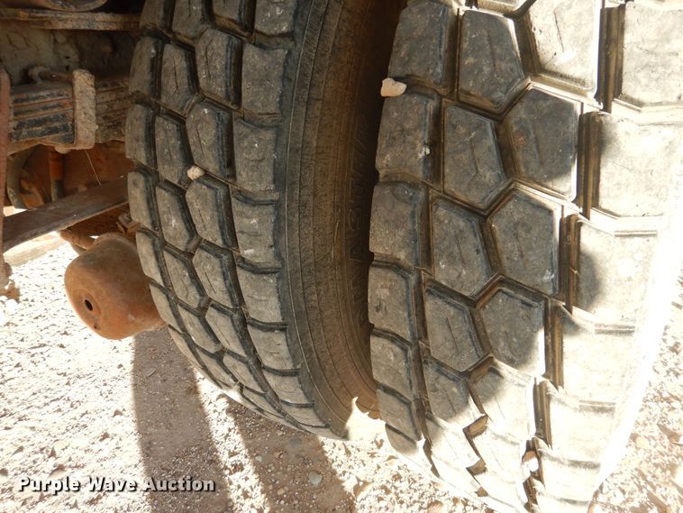 image for item HL9527 2000 International 4900  feed mixer truck